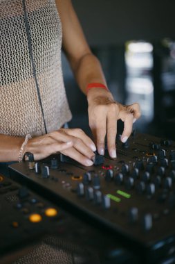 DJ Hands bir müzik festivalinde DJ konsol mikserinde müzik yaratıp düzenliyor. Yüksek kalite fotoğraf