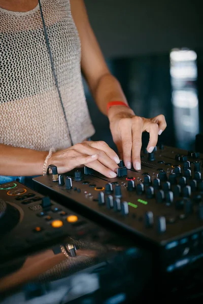DJ Hands bir müzik festivalinde DJ konsol mikserinde müzik yaratıp düzenliyor. Yüksek kalite fotoğraf