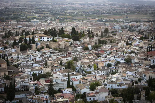 Granada, Endülüs, İspanya 'daki San Miguel Alto balkonundan ünlü Albaisin mahallesinin genel manzarası. Albaicin bir UNESCO Dünya Mirası Alanıdır. Yüksek kalite fotoğraf