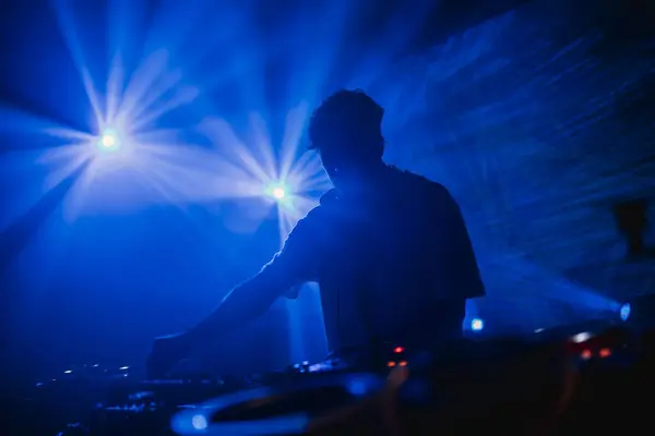 DJ bir gece kulübünde şarkıları karıştırıyor. Yüksek kalite fotoğraf