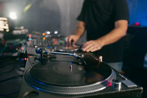 Müzik setinde vinil turntable kullanan bir DJ görüntüsü. Yüksek kalite fotoğraf