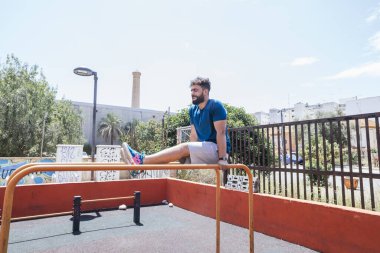 Genç adam dışarıda spor yapıyor. Yüksek kalite fotoğraf