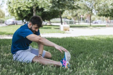 Genç adam dışarıda spor yapıyor. Yüksek kalite fotoğraf