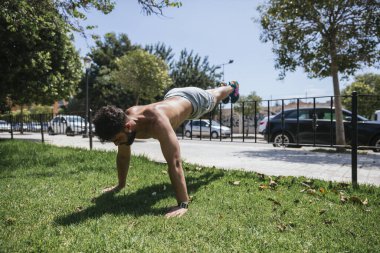 Genç adam dışarıda spor yapıyor. Yüksek kalite fotoğraf