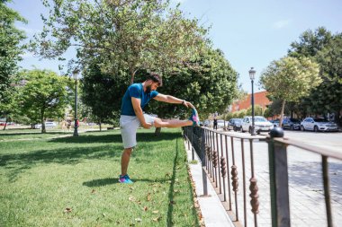 Genç adam dışarıda spor yapıyor. Yüksek kalite fotoğraf