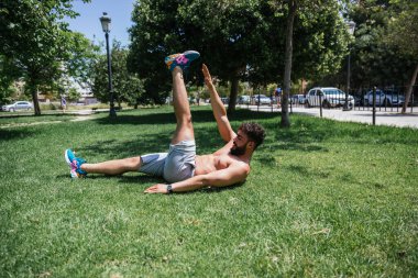 Genç adam dışarıda spor yapıyor. Yüksek kalite fotoğraf