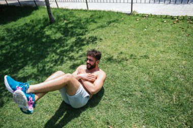 Genç adam dışarıda spor yapıyor. Yüksek kalite fotoğraf