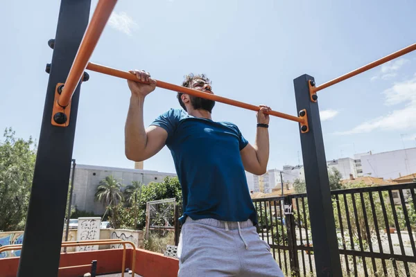 Genç adam dışarıda spor yapıyor. Yüksek kalite fotoğraf