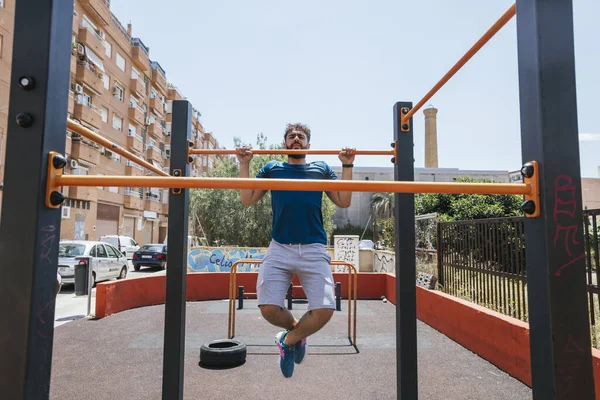Genç adam dışarıda spor yapıyor. Yüksek kalite fotoğraf
