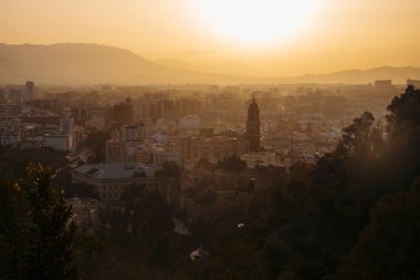 Sonbaharda gün batımında Malaga şehir merkezi manzarası. Yüksek kalite fotoğraf