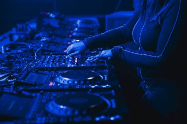 Müzik festivalinde taze tırnakları olan bir kadın DJ 'in yakın görüntüsü. Yüksek kalite fotoğraf