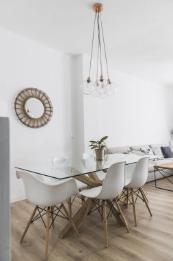 Konsept kat planıyla yeni lüks bir evde güzel bir oturma odası. Mutfak, yemek odası ve dış görünüşü harika olan pencerelerden oluşan bir duvar. Yüksek kalite fotoğraf