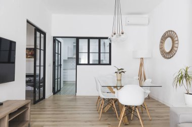 Konsept kat planıyla yeni lüks bir evde güzel bir oturma odası. Mutfak, yemek odası ve dış görünüşü harika olan pencerelerden oluşan bir duvar. Yüksek kalite fotoğraf