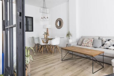 Konsept kat planıyla yeni lüks bir evde güzel bir oturma odası. Mutfak, yemek odası ve dış görünüşü harika olan pencerelerden oluşan bir duvar. Yüksek kalite fotoğraf