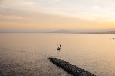Günbatımında Ceuta 'nın kuzey körfezinde, korrillo plajının önünde iki yelkenlinin görüntüsü. Yüksek kalite fotoğraf