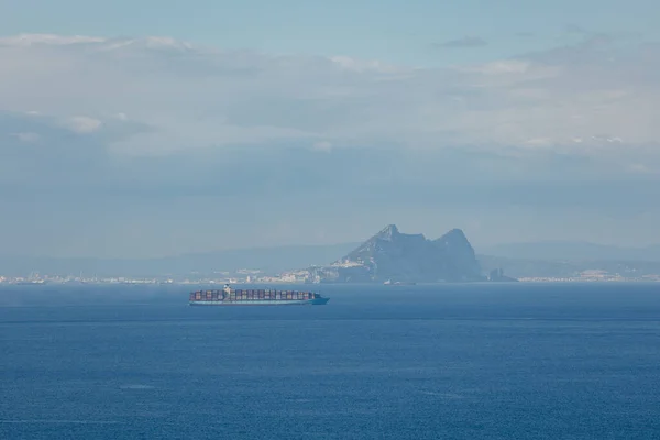 Ceuta 'dan Ceuta' nın arka planında taş olan Cebraltar Boğazı 'nı geçen bir kargo gemisinin görüntüsü. Yüksek kalite fotoğraf