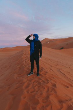 Sahra Çölü 'nün tepesinde ufukta berber eşarplı bir adam görülüyor. Yüksek kalite fotoğraf