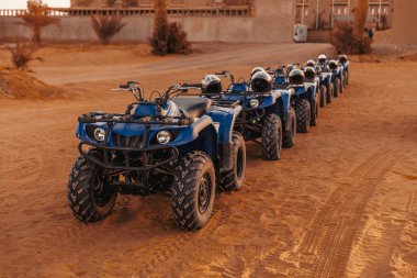 Sahra Çölü 'nün kıyısında mavi kuadlar sıralanır. Yüksek kalite fotoğraf