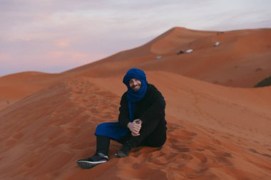 Sahra Çölü 'nün tepesinde ufukta berber eşarplı bir adam görülüyor. Yüksek kalite fotoğraf