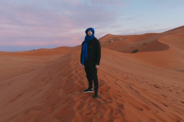 Sahra Çölü 'nün tepesinde ufukta berber eşarplı bir adam görülüyor. Yüksek kalite fotoğraf