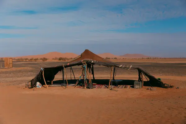 Merzouga, Sahra Çölü 'ndeki Berber Çadırı' nın genel manzarası. Yüksek kalite fotoğraf