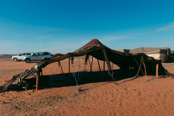 Merzouga, Sahra Çölü 'ndeki Berber Çadırı' nın genel manzarası. Yüksek kalite fotoğraf