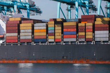 Algeciras limanındaki anadolu kargo gemisinin genel görüntüsü. Yüksek kalite fotoğraf