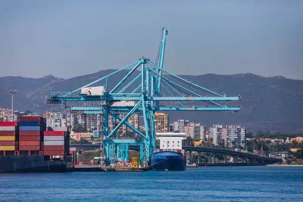 Algeciras limanındaki anadolu kargo gemisinin genel görüntüsü. Yüksek kalite fotoğraf