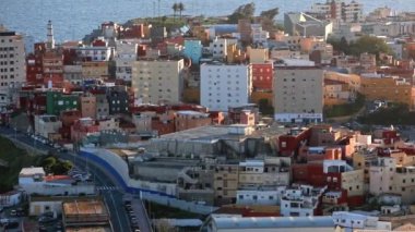 Gün batımında Ceuta şehrini yakından gören bir yan ekran. Yüksek kaliteli FullHD görüntüler