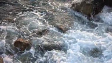 Slow Motion, yakın çekim: İspanya, Ceuta 'da günbatımında dalgalar kayalara vurur. Yüksek kaliteli FullHD görüntüler