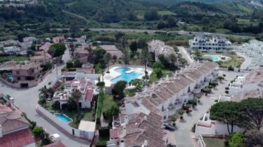 İspanya 'nın Estepona banliyösünde havuzları olan, mimari olarak tasarlanmış modern prestij evlerinin hava üssü. Yüksek kalite 4k görüntü