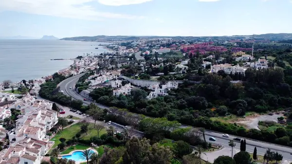 İspanya 'nın Estepona banliyösünde havuzları olan, mimari olarak tasarlanmış modern prestij evlerinin hava üssü. Yüksek kalite 4k görüntü