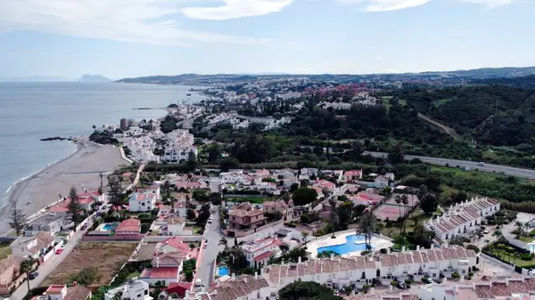İspanya 'nın Estepona banliyösünde havuzları olan, mimari olarak tasarlanmış modern prestij evlerinin hava üssü. Yüksek kalite 4k görüntü