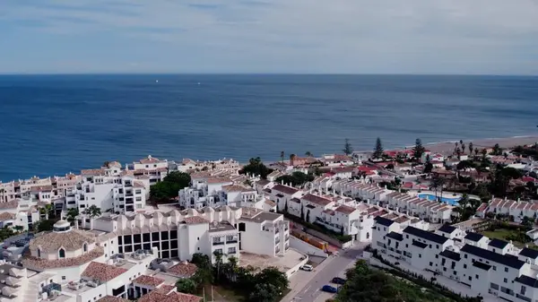 İspanya 'nın Estepona banliyösünde havuzları olan, mimari olarak tasarlanmış modern prestij evlerinin hava üssü. Yüksek kalite 4k görüntü