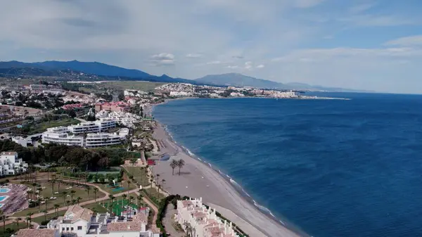 İspanya 'nın Estepona banliyösünde havuzları olan, mimari olarak tasarlanmış modern prestij evlerinin hava üssü. Yüksek kalite 4k görüntü
