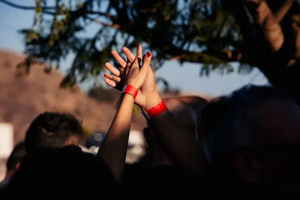 Bir müzik etkinliği sırasında iki el birbirine dokunuyor. Yüksek kalite fotoğraf