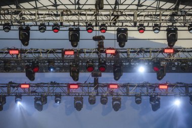 Sahne ışıkları bir müzik festivalinde sahnenin tavanına asılmış. Yüksek kalite fotoğraf