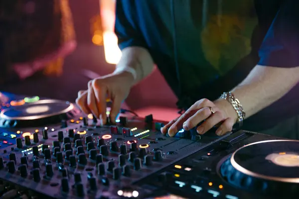 Bir DJ 'in şarkı söylerken mikseri çalarkenki görüntüsünü kapat. Yüksek kalite fotoğraf