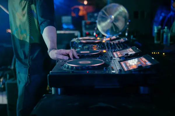 Bir DJ 'in şarkı söylerken mikseri çalarkenki görüntüsünü kapat. Yüksek kalite fotoğraf