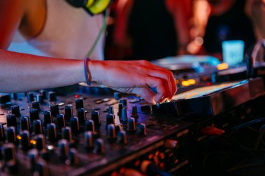 Müzik festivalinde taze tırnakları olan bir kadın DJ 'in yakın görüntüsü. Yüksek kalite fotoğraf