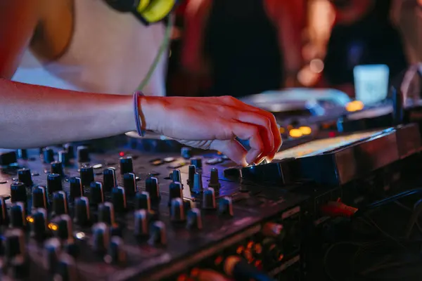 Müzik festivalinde taze tırnakları olan bir kadın DJ 'in yakın görüntüsü. Yüksek kalite fotoğraf