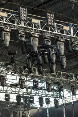 Sahne ışıkları bir müzik festivalinde sahnenin tavanına asılmış. Yüksek kalite fotoğraf