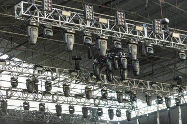 Sahne ışıkları bir müzik festivalinde sahnenin tavanına asılmış. Yüksek kalite fotoğraf