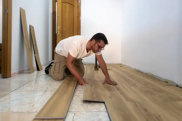 Yetişkin bir adam parke kaplamalı döşeme yaptırıyor. Yüksek kalite fotoğraf