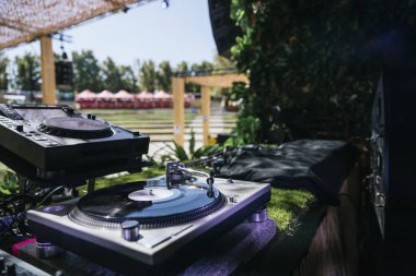 Turntable ve Music Festival 'de Profesyonel Ses Cihazları' ndan DJ Booth. Yüksek kalite fotoğraf