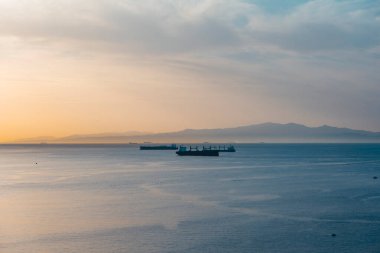 Ceuta, İspanya 'dan Kargo Gemileri ve İber Yarımadası Manzaralı Ceuta Boğazı üzerinde gün batımı. Yüksek kalite fotoğraf