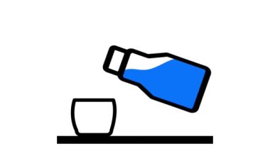 Canlandırıcı suyla dolu bir bardağın canlandırılması, kavanozdan ya da şişeden su doldurulması, sağlık ve su temaları için mükemmel