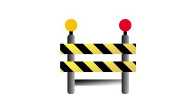 Yol çalışması veya tamirat sırasında araçların yasak bölgeye girmesini önlemek için uyarı ışıklarıyla bir inşaat yolu bariyeri.