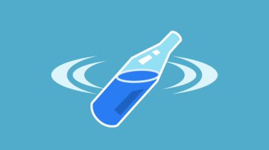 Serin tonlu bir şişe mavi suda yüzer, taze su, su ve ürün yerleştirme görsellerini temsil eder.