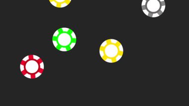 Çeşitli mezheplerde renkli poker fişleri ile dağılmış siyah bir zemin canlı bir kumarhane veya oyun gecesi atmosferini çağrıştırıyor